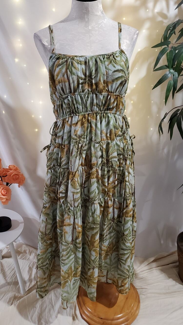 Moon River NWT Tropical Palm Tree Tiered Jungle Midi Dress Size M Hawaiian